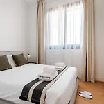 Aparthotel Yamas Urban Living Sequoia 4*