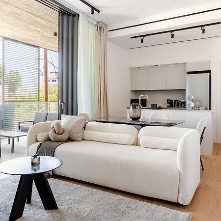 Yamas Urban Living Sequoia 4* ليماسول